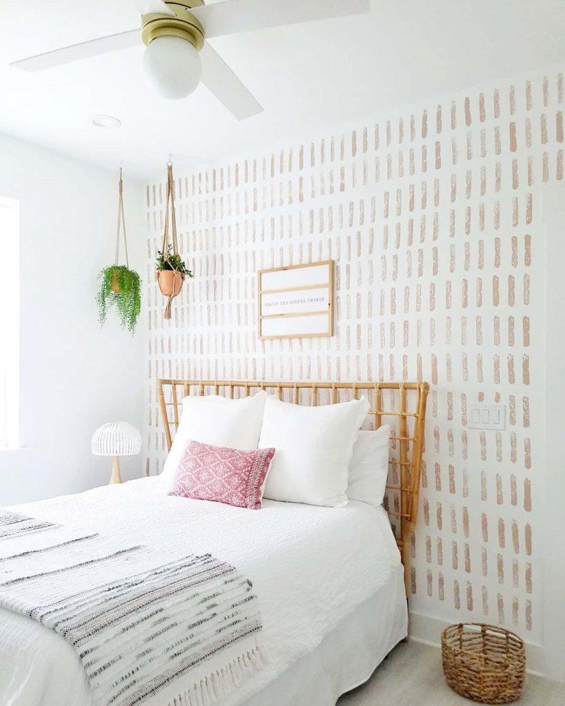 Hepburn ceiling fan in a bedroom with a wall paint with sponge lines