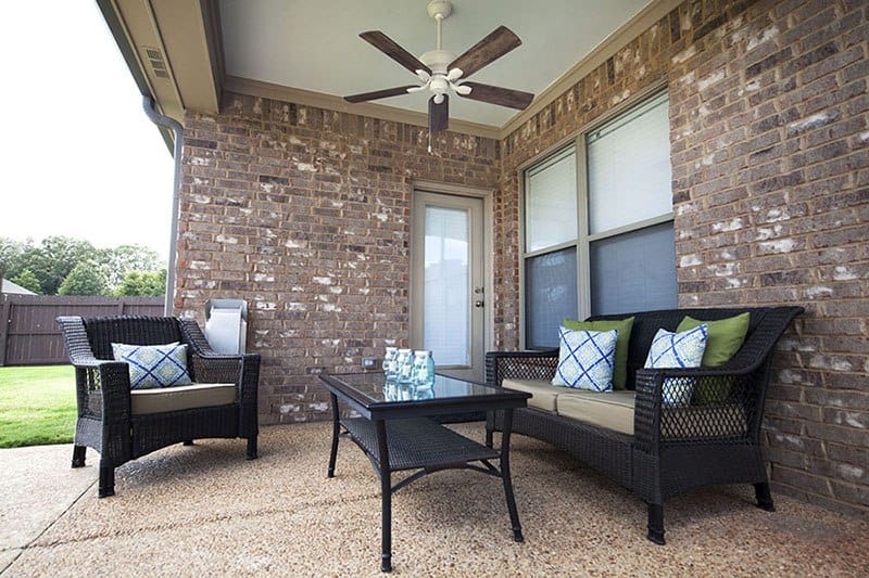 Hunter Fan Company patio with outdoor ceiling fan