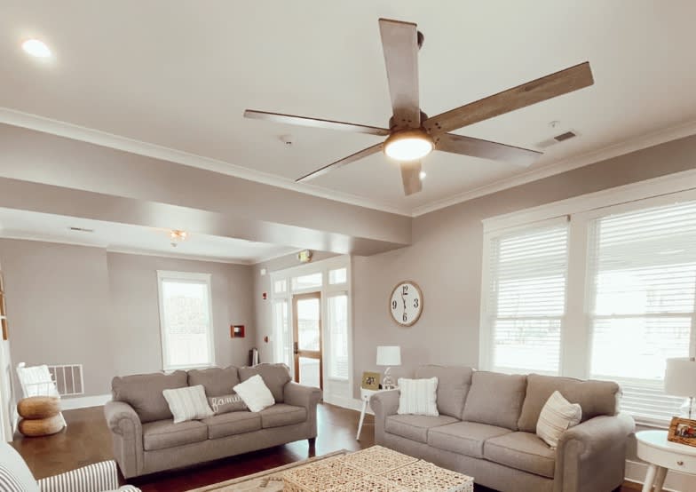 Hunter ceiling fan hung in the center of a family room.